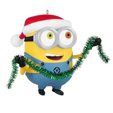 Imagem de Hallmark Keepsake Enfeite de Natal 2025, Minions Bob corta a árvore com som, presentes de filme