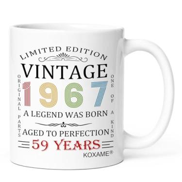 Imagem de KOXAME Presentes de aniversário de 59 anos para mulheres e homens, caneca de café vintage 1967 325 g, presente de aniversário de 1967 para mãe, pai, marido, esposa, papai, avó, amigo, nascido em 1967