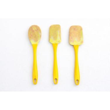 Imagem de Kit 3 Utensílios de Cozinha - Cabo de Acrílico e Ponta de Silicone - Estampa Caldas de Caramelo: Colher de Servir, Espátula Culinária e Espátula Multiuso (Resistente até 180°C)