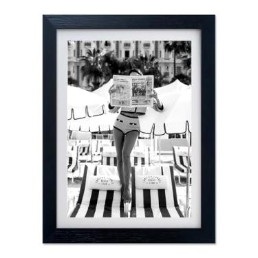 Imagem de Arte de parede de verão emoldurada preta e branca mulher lendo jornal praia impressão em tela arte preto e branco luxo moda feminina decoração de parede para decoração de quarto