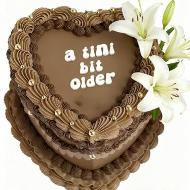 Imagem de A Tini Bit Older Cake Topper – Decoração de bolo de acrílico engraçada para festa de aniversário de Martini Expresso, Tema de coquetel de 21º aniversário de 30 anos para mulheres (branco)