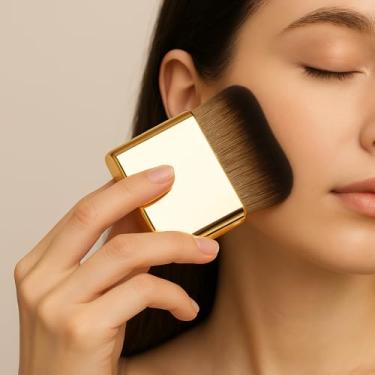 Imagem de Pincel de maquiagem multifuncional portátil – Cerdas sintéticas macias para pó, blush e corpo – Ferramenta de beleza para viagens para casa e em movimento, 9 x 7 x 4 cm (ouro)