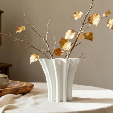 Imagem de Vaso de cerâmica branco contemporâneo, detalhe escultural abstrato irregular para decoração de casa, peça central artística moderna para mesa de centro ou estante de livros