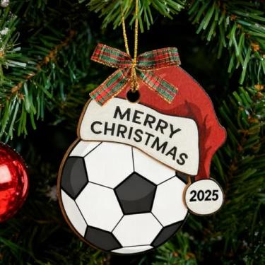 Imagem de Enfeite de Natal de madeira para pendurar futebol americano com chapéu para amantes de futebol, presente de Natal de madeira de 10 cm para fãs de equipe de jogadores, treinadores, meninos, meninas