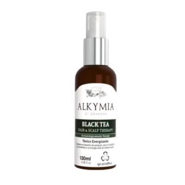 Imagem de Black Tea Hair & Scalp Therapy 130 ml Estimula o folículo piloso, o crescimento pelo aumento da vascularização e combate o envelhecimento das fibras. Possui ação imediata contra a fotodegradação, proporcionando fios fortes, brilhantes e maleáveis, além de um couro cabeludo saudável.