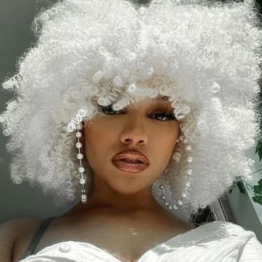 Imagem de Xinran Peruca branca encaracolada crespo afro com franja, 35,5 cm de fibra sintética resistente ao calor perucas de festa cosplay para mulheres afro-americanas (branca)