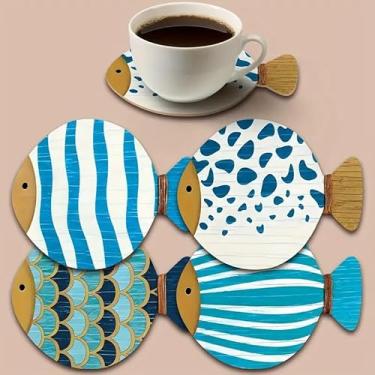 Imagem de 4 peças de porta-copos caprichosos em forma de peixe - padrões vibrantes de azul e branco, resistente ao calor, perfeito para amantes de café e chá, ideal para decoração de casa, bar ou escritório
