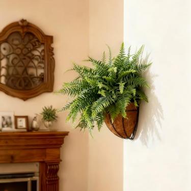 Imagem de QIANYUN Samambaia falsa de Boston com cesta suspensa – samambaia falsa de 45,7 cm, plantas artificiais realistas para ambientes externos, decoração de parede para varanda, pátio, varanda ou jardim (1