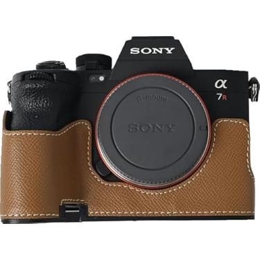 Imagem de Capa A7R V, capa BMAOLLONGB feita à mão de couro PU meia câmera versão abertura inferior para Sony Alpha A7R V com alça de mão (marrom)
