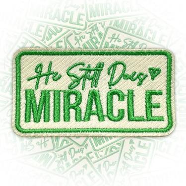 Imagem de Remendo He Still Does Miracle 7,6 cm Coração Jesus Cristão Verso da Bíblia Ferro On/Sew On Bordado Tecido Aplique Remendos para Caminhoneiro Chapéus Roupas Mochila Acessórios DIY Colegas de Trabalho