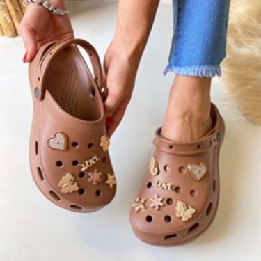 Imagem de Sandalia Babuche Feminina Com Pingentes Dourados Super Leve 997 - Conn