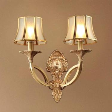 Imagem de Luminária de parede com abajur de vidro transparente criativo Luminária de parede estilo medieval Corpo de latão Lanterna de parede interna com design floral americano para quarto, uma cor-B