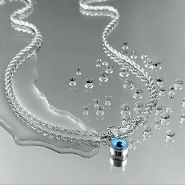 Imagem de Colar masculino de corrente de clavícula torcida olho de diabo – pingente redondo vintage azul em corrente de aço inoxidável – Design americano elegante, joias góticas/streetwear, Medium, Aço