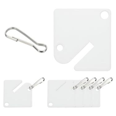 Imagem de PATIKIL 50 etiquetas de chave, etiquetas de plástico para pendurar de 3,8 cm, quadradas, em branco, graváveis, duráveis com ganchos de pressão de metal para caixas de armário, identificadores, garagem