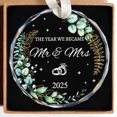 Imagem de Chrifansi Presentes de casamento para casais 2025, ornamento de noivado do Sr. e Sra. 2025, enfeite de vidro de cristal recém-casado, presentes para noivas, ideias de casamento para recém-casados 2