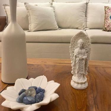 Imagem de Escultura Buda Sidarta No Pedestal Pó De Mármore Branco 17Cm