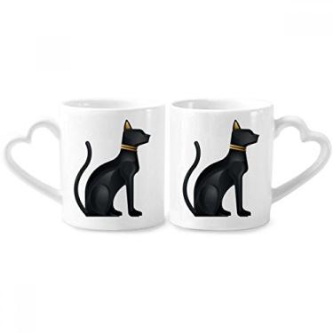 Imagem de Conjunto de canecas de porcelana para casal com estampa de gato preto abstrato do antigo Egito com alça de coração