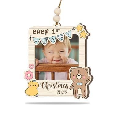 Imagem de Enfeite de foto de madeira do primeiro Natal 2025 do bebê – Design de urso de pelúcia neutro e patinho com moldura para fotos – Lembrança rústica de férias de fazenda para meninos e meninas