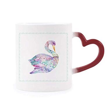 Imagem de Caneca colorida em aquarela sensível ao calor com pássaro vermelho que muda de cor