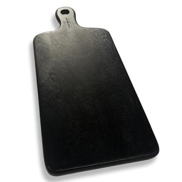 Imagem de The Fine Living Co. Tábua de charcutaria preta, tábua de remo com cabo longo, tábua de servir de madeira de manga, travessa para carne, pizza, bandejas de madeira de grau alimentício, 40,6 x 17,8 cm,