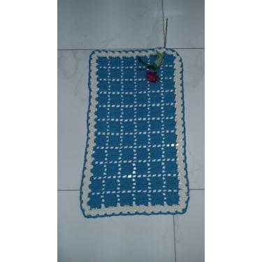 Imagem de Tapete Decorativo de Crochê Artesanal, Passadeira Retangular em Azul Turquesa com Borda Branca, 75x43cm, Design Vazado