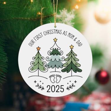 Imagem de Our First Christmas As Mom & Dad Ornamento 2025 Bebê Primeiro Natal Ornamento 2025 Novos Presentes de Mãe e Pai Promovidos para Mamãe Papai Presentes
