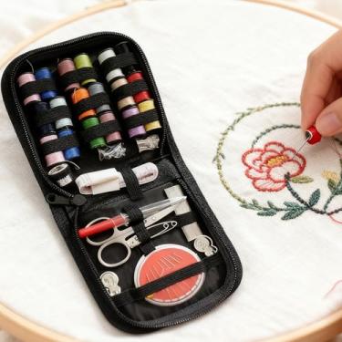 Imagem de Kit de costura de 67 peças, meias de Natal para adultos, mulheres, adolescentes, suprimentos de costura portáteis para viagem com linha, tesoura, agulhas | Presente de reparo de emergência para