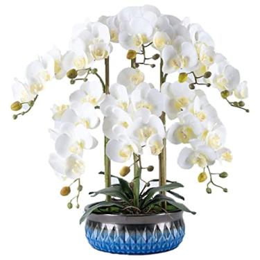 Imagem de Orquídeas falsas elegantes em um vaso de luxo: Arranjo de flores artificiais Phalaenopsis para uma bela decoração