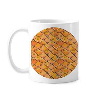 Imagem de Caneca abstrata estranha de madeira padrão regular, caneca de cerâmica e café de porcelana