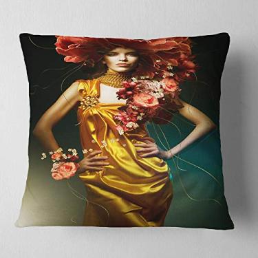 Imagem de Retrato de mulher sensual com vestido amarelo Designart sala de estar, sofá, almofada de alta qualidade + capa de almofada impressa em ambos os lados 66 cm x 66 cm