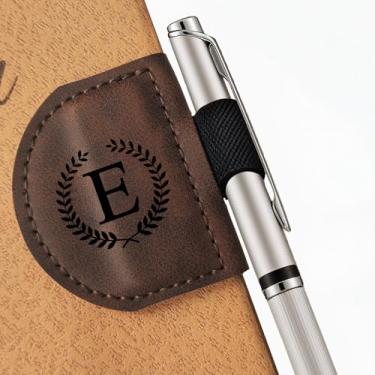 Imagem de MOTEERLLU Marcador de livro Bygone Mark com suporte de caneta, marca magnética de couro personalizado inicial, marcadores personalizados para mulheres e homens, presente ideal para amantes de livros