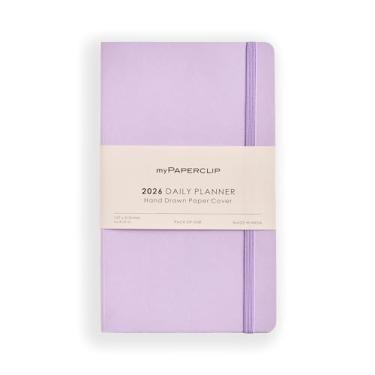 Imagem de myPAPERCLIP Agenda diária 2026 datada | Capa macia, 384 páginas, 80 GSM, Médio (12,7 x 21 cm) | Flat Lay | Marcador de livro e fecho elástico | Lilás
