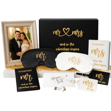 Imagem de Conjunto de presente de viagem Mr. and Mrs Honeymoon, inclui capas bordadas para passaporte, etiquetas de bagagem, máscaras para os olhos, frasco de lembrança de areia de lua de mel, porta-retratos