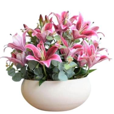 Imagem de Arranjo De Lírios Flores Rosa Folhagem Eucalipto Vaso Bege - La Caza S