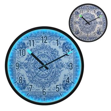Imagem de Relógio de parede com luz noturna LED que brilha no escuro e ativado por voz, silencioso, design de porcelana azul e branco de 30,5 cm, operado por bateria para decoração de quarto e sala de estar