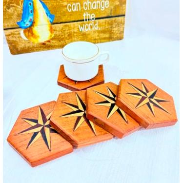 Imagem de Porta-copos de madeira da árvore da vida para bebidas Conjunto de madeira e suporte quadrado de chá - Essenciais de cozinha e sala de estar - Decoração elegante de mesa e mesa de centro (formato