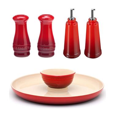 Imagem de KIT LE CREUSET PRATO P/ APERITIVO SALEIRO E PIMENTEIRO 110ML GALHETEIRO ÓLEO E VINAGRE 300ML VERMELHO