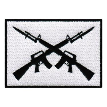 Imagem de Emblema bordado com rifles militares cruzados para passar a ferro emblema baionetas 2ª emenda, Branco