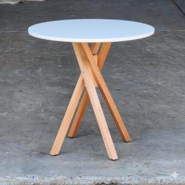 Imagem de Mesa Redonda June, 80 cm, MDF Branco com Borda Lisa, Base em Madeira Lyptus
