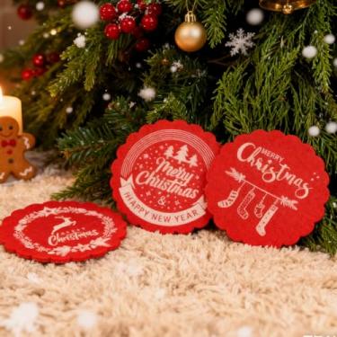 Imagem de 3 peças de porta-copos de Natal com designs festivos, porta-copos de feltro vermelho para bebidas, decorações de mesa de festa de Natal para bar de cozinha em casa