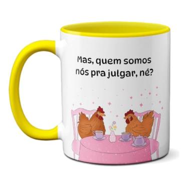 Imagem de Caneca Galinhas Fofocando Quem Somos Nós Pra Julgar? (Amarela)