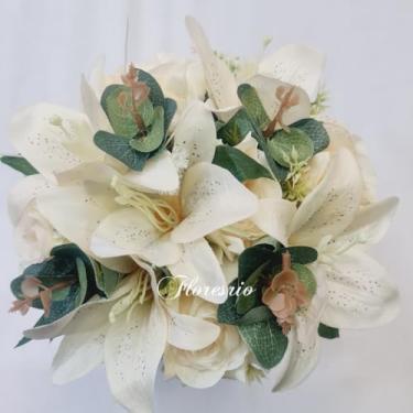Imagem de Buquê de Noiva Artificial com Flores Coloridas para Casamento Civil ou Religioso(Lírio Creme/Eucalipto)