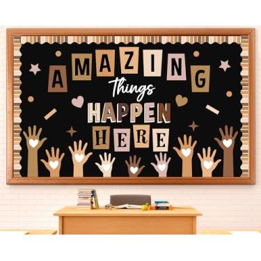 Imagem de gisgfim Quadro de avisos Welcome Amazing Bulletin Board Neutral Boho Amazing Things Happen Here Quadro de avisos motivacional inspirador impressão à mão para decoração de parede de sala de aula de
