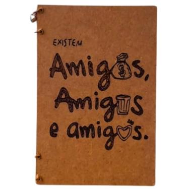 Imagem de Cartão com mensagem em madeira; tema Amigos e Amigos; produzido à mão com pirografia criativa; tamanho10x15cm; modelo abre e fecha.