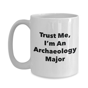 Imagem de Caneca Trust Me, I'm An Archaeology Major – Caneca de café de cacau quente divertido – ideia de de Natal