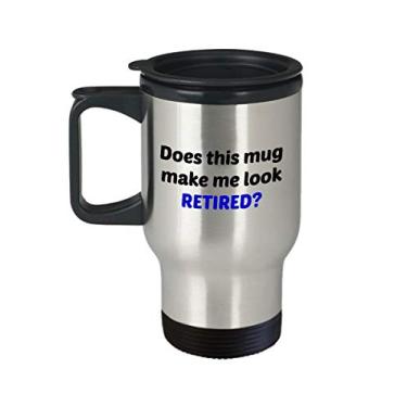 Imagem de Caneca de viagem Does This Mug Make Me Look Retired – Presente divertido de aposentadoria – Copo isolado de chá de cacau quente – Novidade, aniversário, Natal, aniversário G