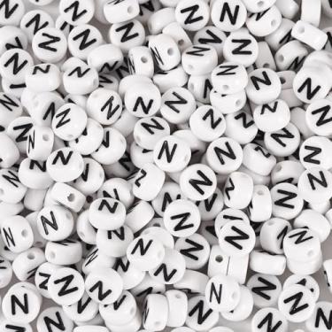 Imagem de Spritewelry 500 peças de contas de acrílico com letra branca inicial do alfabeto letra N contas redondas planas com orifício horizontal para artesanato, pulseira, colar, chaveiro, cordão