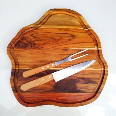 Imagem de Kit Churrasco garfo e faca Tabua de Madeira Teca Nobre e Maciça - Estilo Rústico Bolacha - Ideal para Cortar e Servir Carne com Elegância