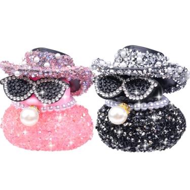 Imagem de MuMyer Ornamentos de carro de pato de borracha com strass, 2 peças engraçadas de patos de diamante, decoração de painel de carro, acessórios de pato com mini chapéu de cowboy brilhante colar e óculos