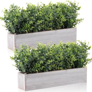 Imagem de Lyrow Pacote com 2 plantas artificiais de eucalipto em caixa de plantador de madeira retangular rústica vegetal em vaso sintético para decoração de mesa de casamento interna (cor clássica, 40 x 9 x 21